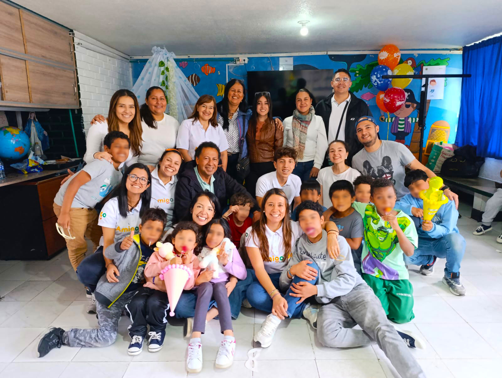 Equipo Fundación Amigo de Alejo y Vale con niños