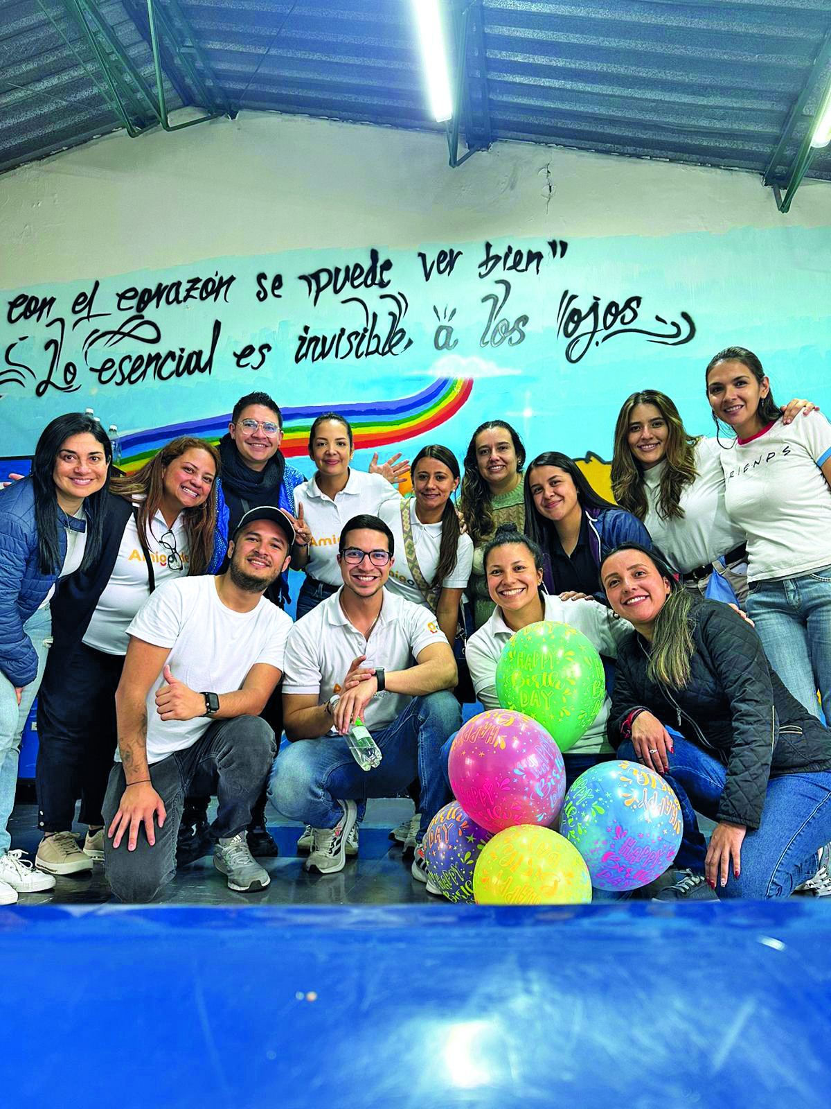 Equipo de voluntarios con niños y globos de colores